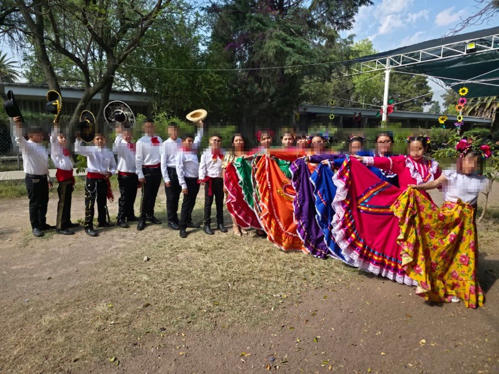 Grupo de alumnos en traje de charro y trajes regionales típicos durante la celebración del Día de las Madres