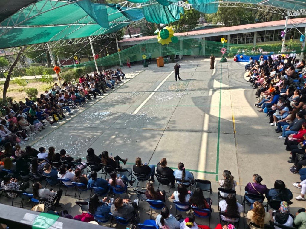 Vista del patio escolar durante la presentación, con familias asistiendo