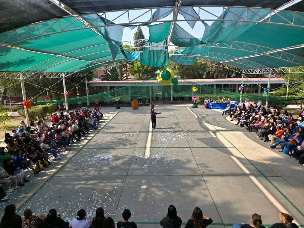 Vista panorámica del patio cubierto con la mantelería y las familias asistentes